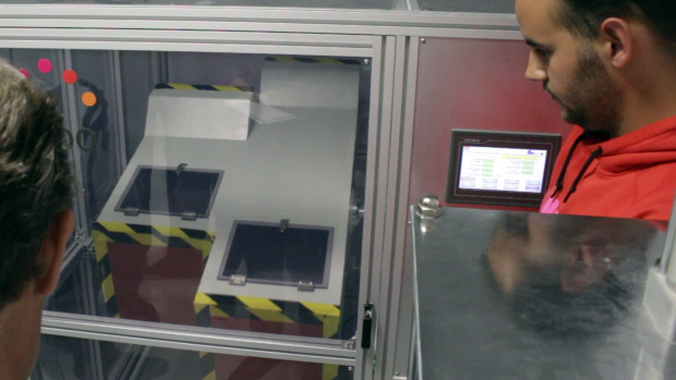 In der Trommel muss das Smartphone St&uuml;rze &uuml;berstehen. (Bild: Sebastian Wochnik/Golem.de)